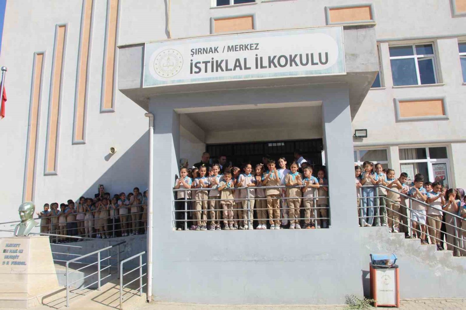 sirnakta-yeni-egitim-ogretim-doneminin-ilk-zili-caldi