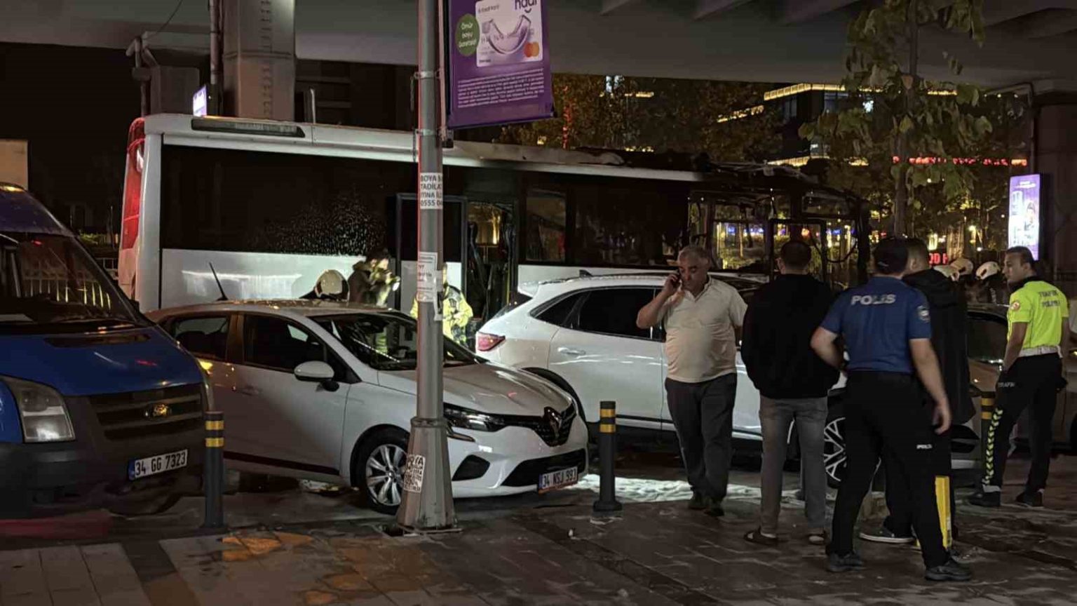 sislide-turistleri-tasiyan-tur-otobusu-alev-alev-yandi