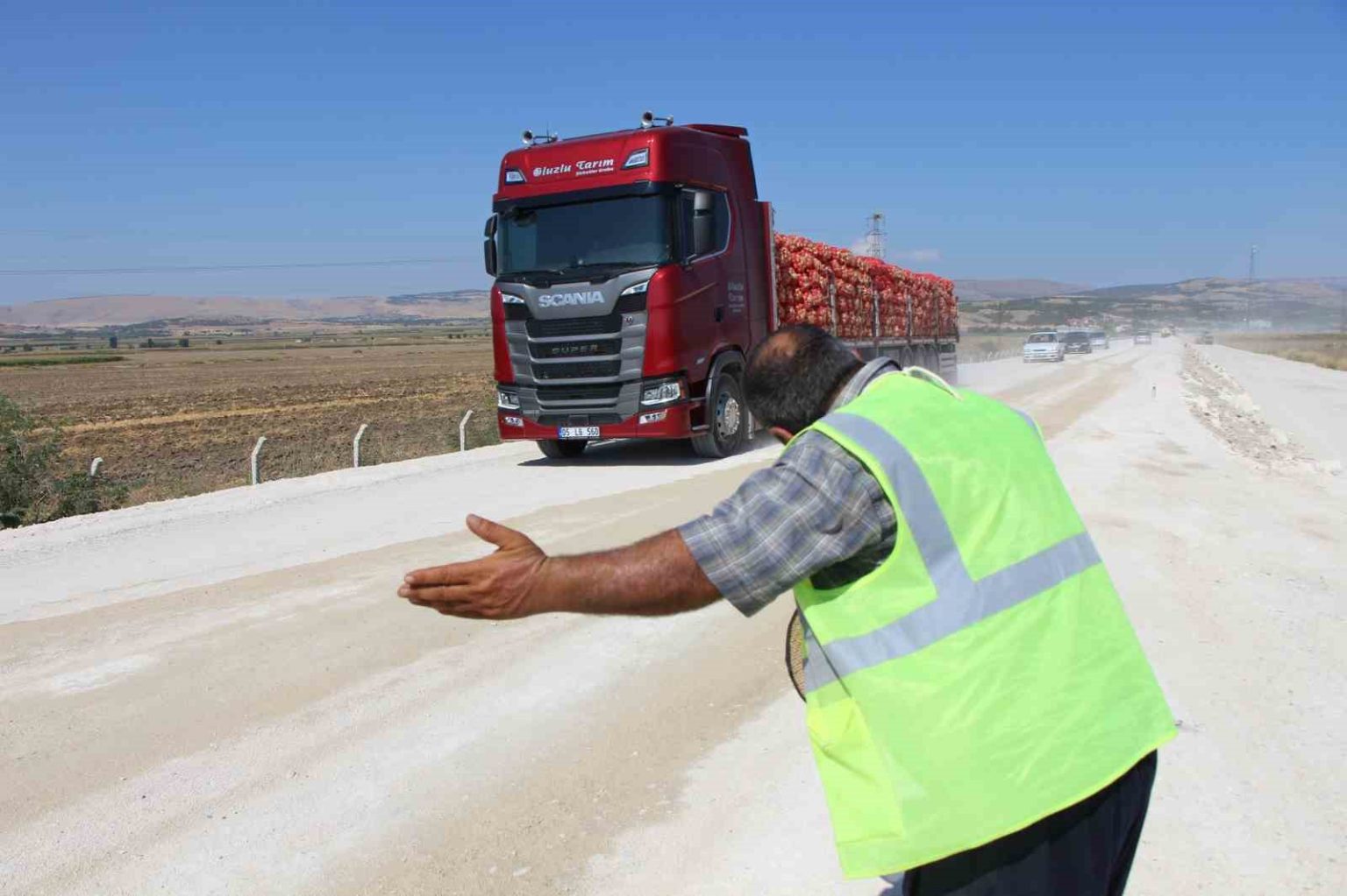 tozlu-yolda-mutluluk-saciyor-kimse-korna-calmadan-gecmiyor