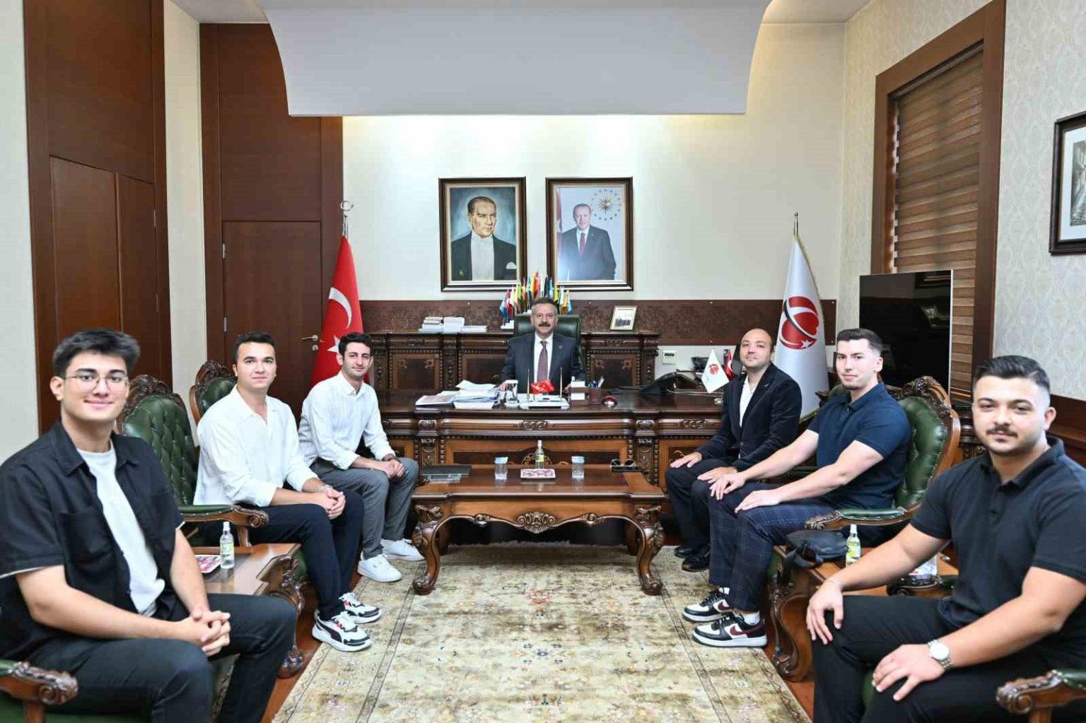 vali-aksoy-odullu-mavera-teknoloji-takimini-makaminda-agirladi