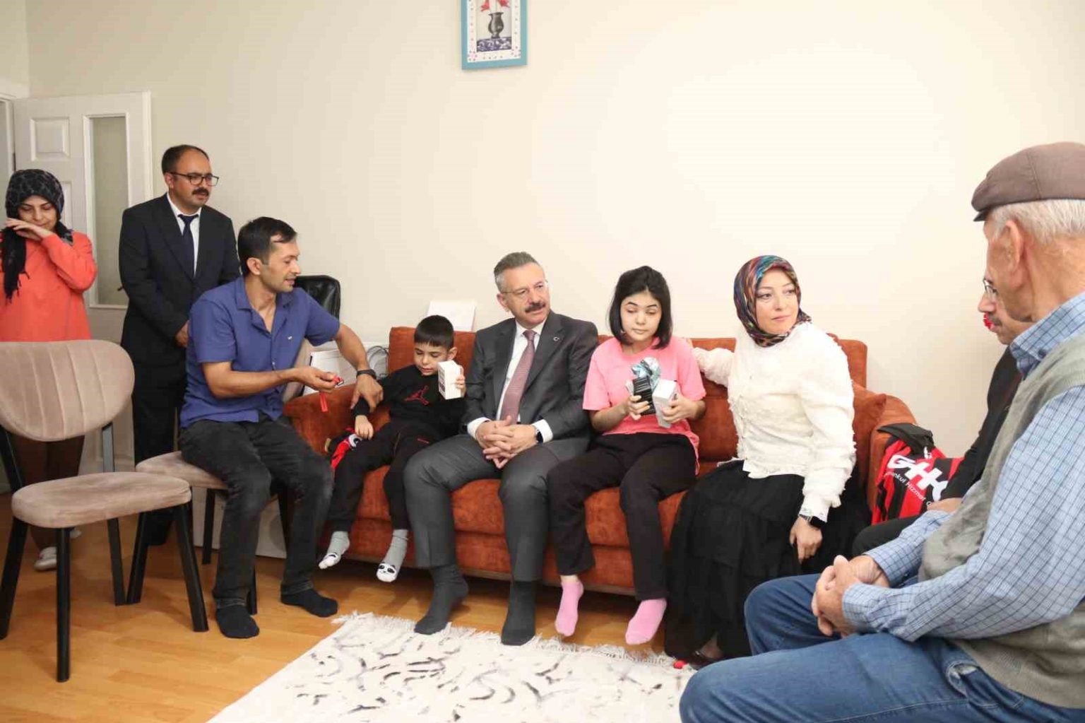 vali-aksoydan-evde-egitim-alan-ozel-kardeslere-ziyaret