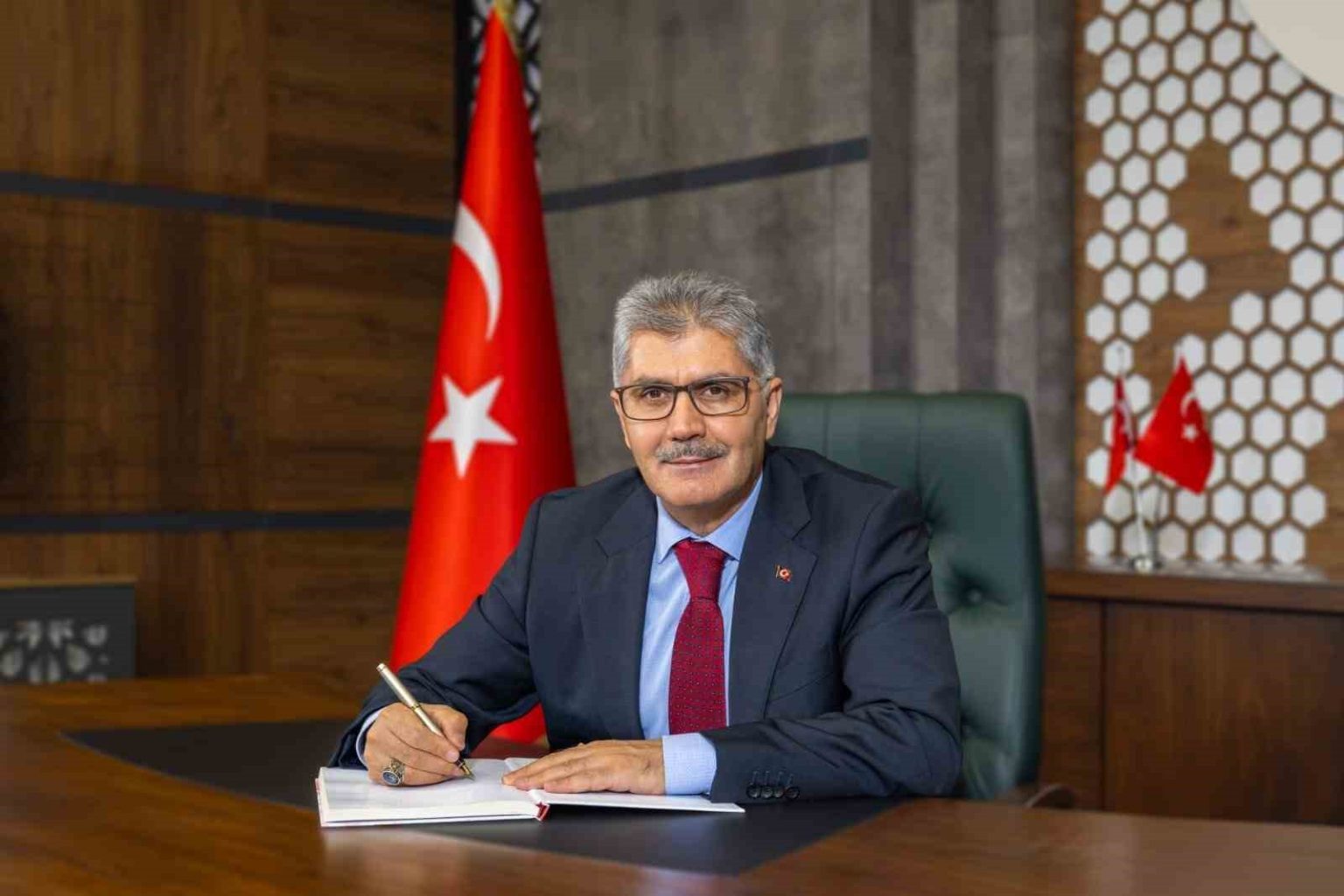 vali-celik-genclerimizin-egitimini-her-seyin-uzerinde-tutuyoruz