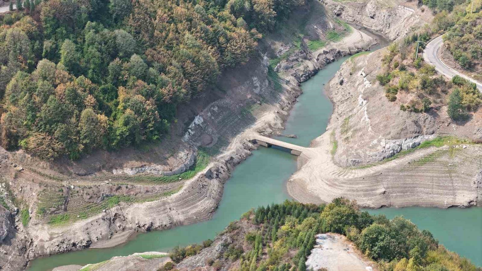 yuvacik-barajinda-korkutan-seviye-su-seviyesi-yuzde-31e-dustu-eski-kopru-gorundu