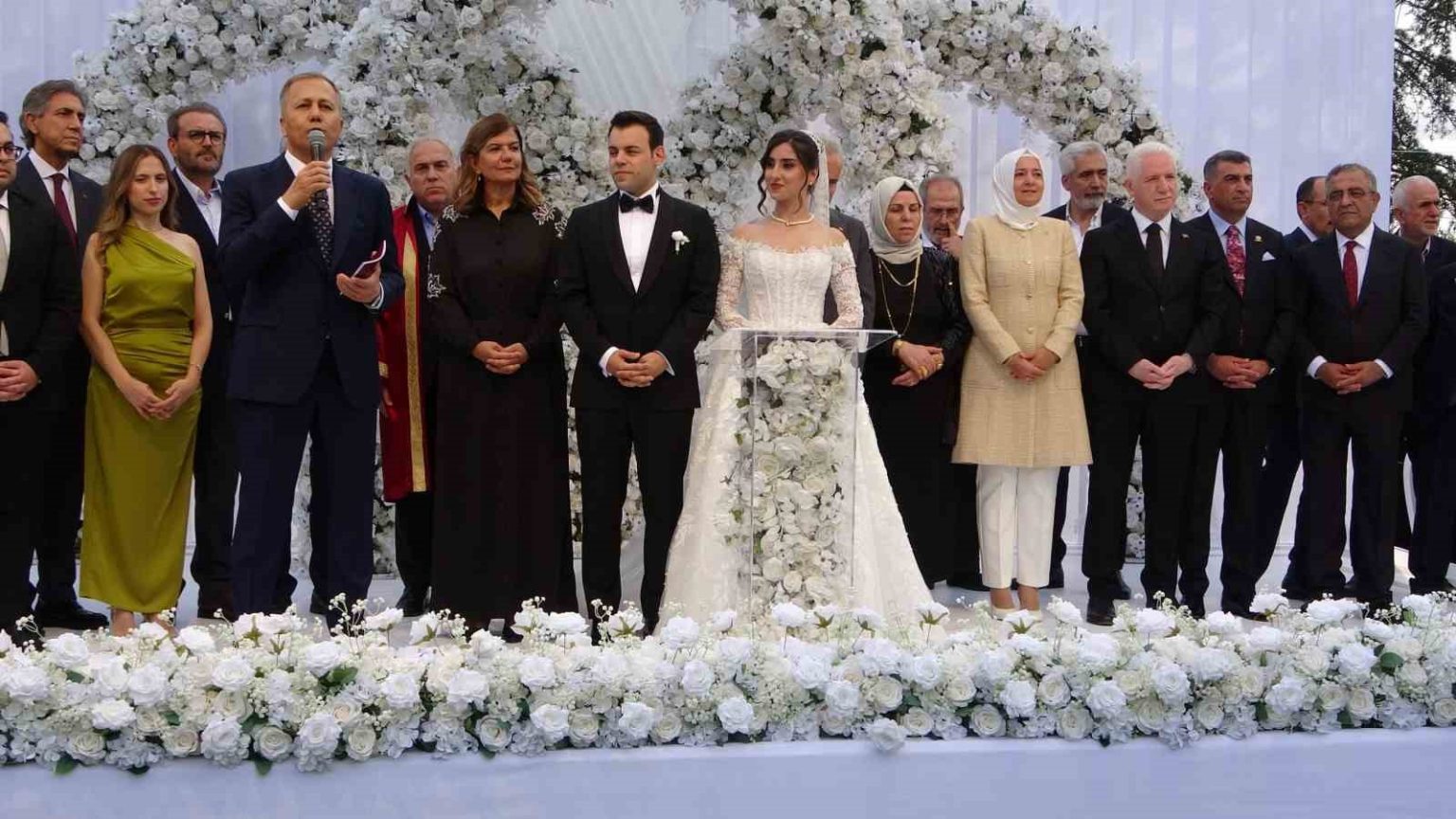 zorluoglu-ve-gokmen-ailelerin-mutlu-gunu-diyarbakir-valisinin-oglu-dunyaevine-girdi