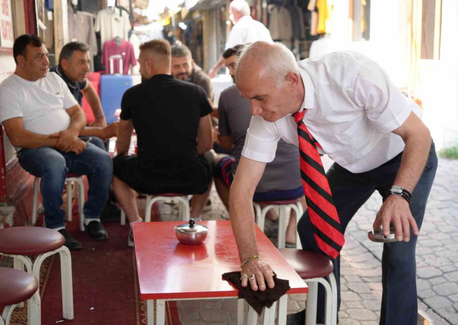 30-yildir-kravatla-cay-servisi-yapiyor