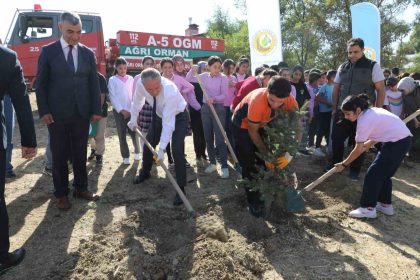agri-milli-egitim-muduru-kokrek-ogrencilerle-birlikte-yesil-vatan-icin-fidan-dikti