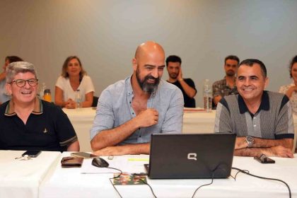 alanya-belediye-tiyatrosundan-yeni-sezonun-ilk-promiyeri-palto