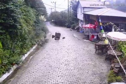 artvinde-heyelan-ani-kamerada-kayalar-isletmeye-ramak-kala-durdu
