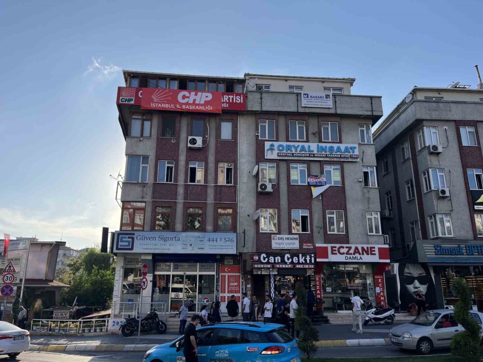 bahcelievler-ilce-baskanligi-binasina-chp-istanbul-il-baskanligi-yazisi-asildi
