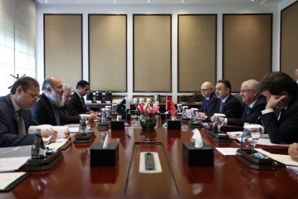 bakan-guler-pakistan-ticaret-bakani-khan-ile-bir-araya-geldi