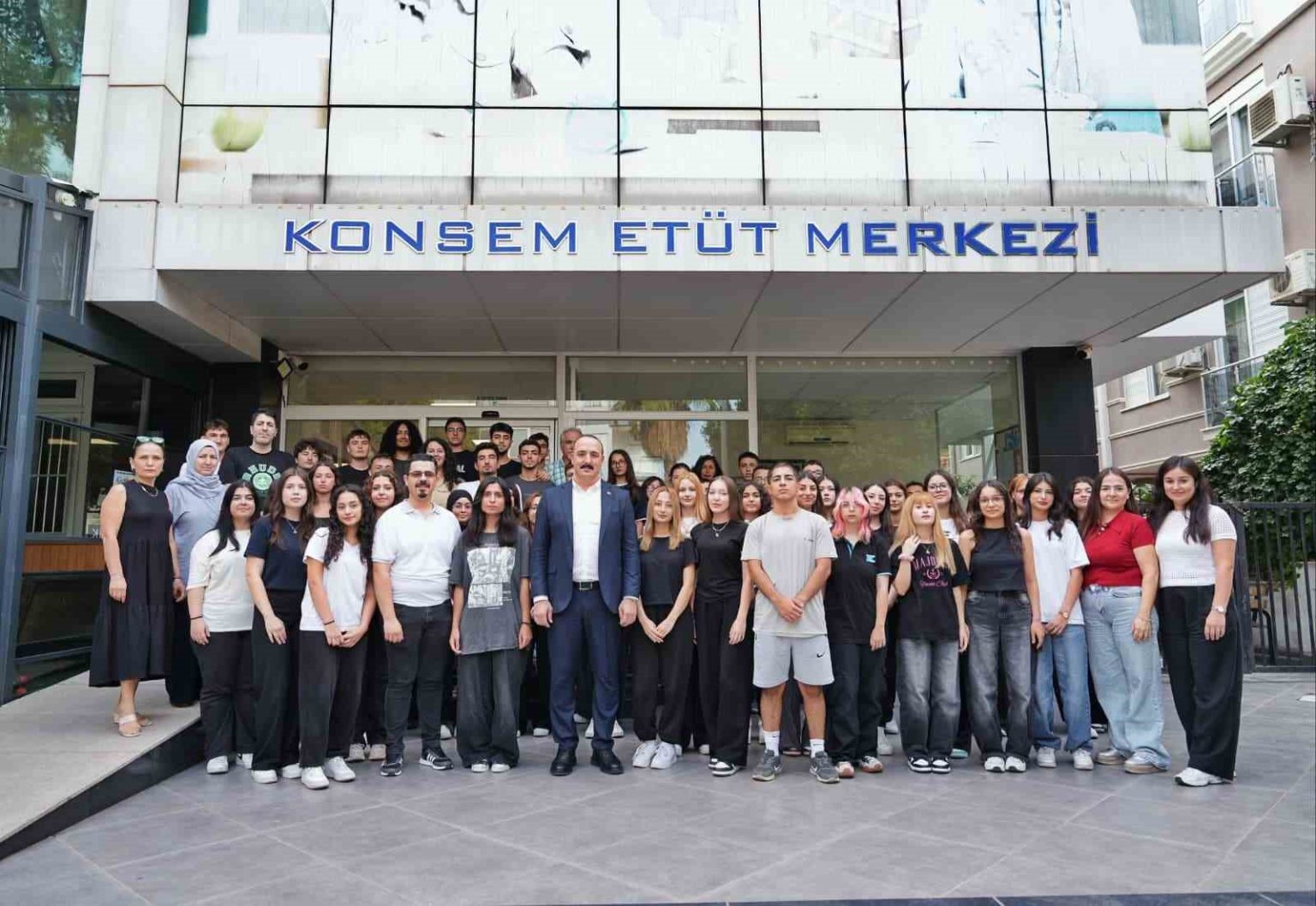 baskan-kotan-etut-merkezinde-genclerle-bulustu