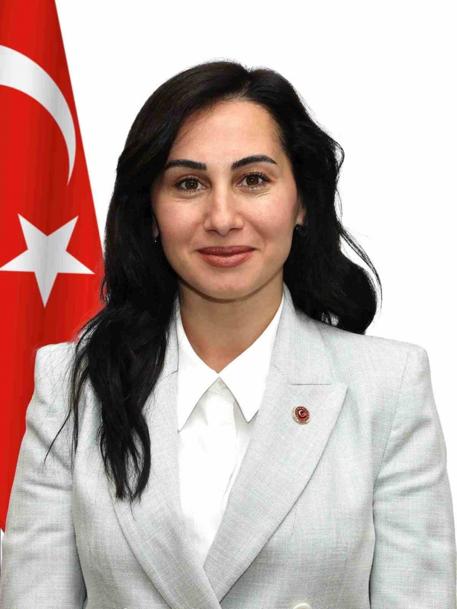 beykoz-belediye-baskan-vekili-ozlem-gurzel-chpden-istifa-etti