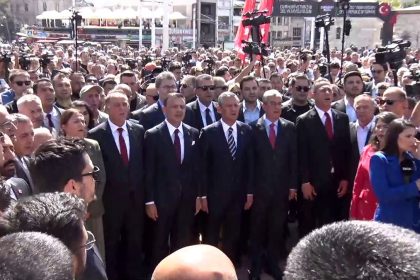chp-genel-baskani-ozgur-ozel-taksim-cumhuriyet-anitina-celenk-birakti
