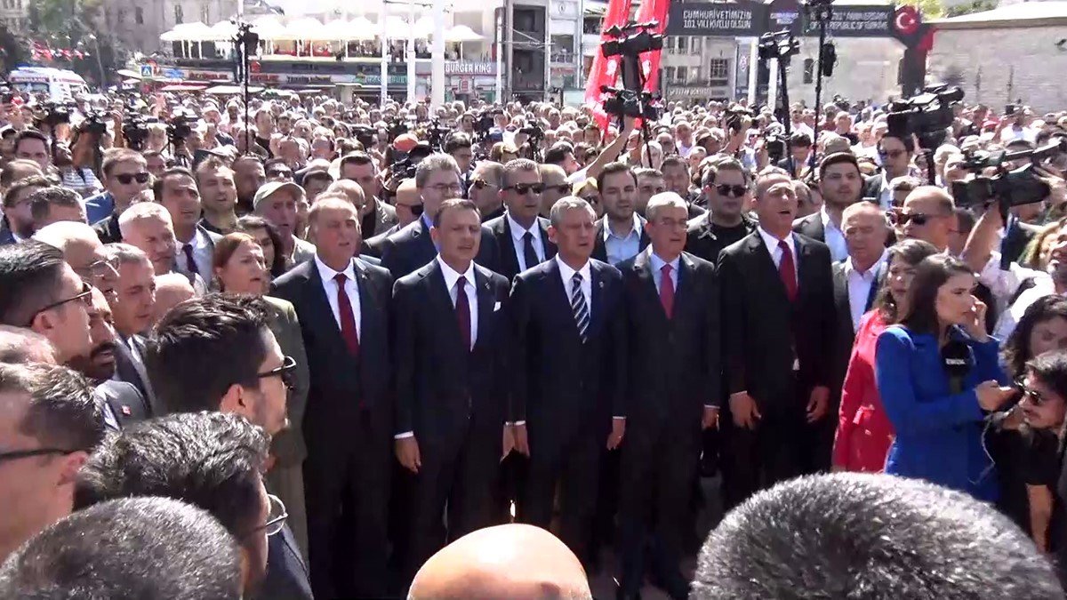 chp-genel-baskani-ozgur-ozel-taksim-cumhuriyet-anitina-celenk-birakti