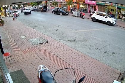 cipe-carpan-motosikletli-metrelerce-havaya-savruldu-kaza-ani-kamerada