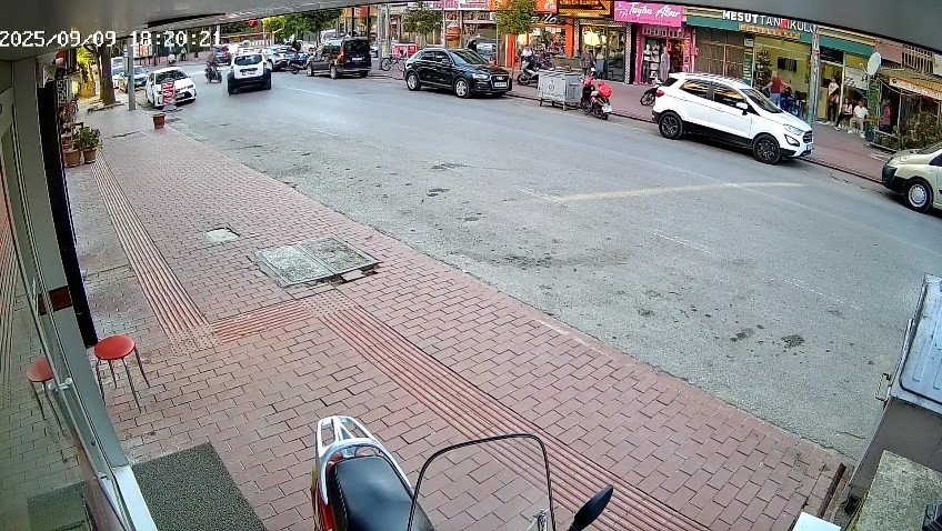 cipe-carpan-motosikletli-metrelerce-havaya-savruldu-kaza-ani-kamerada