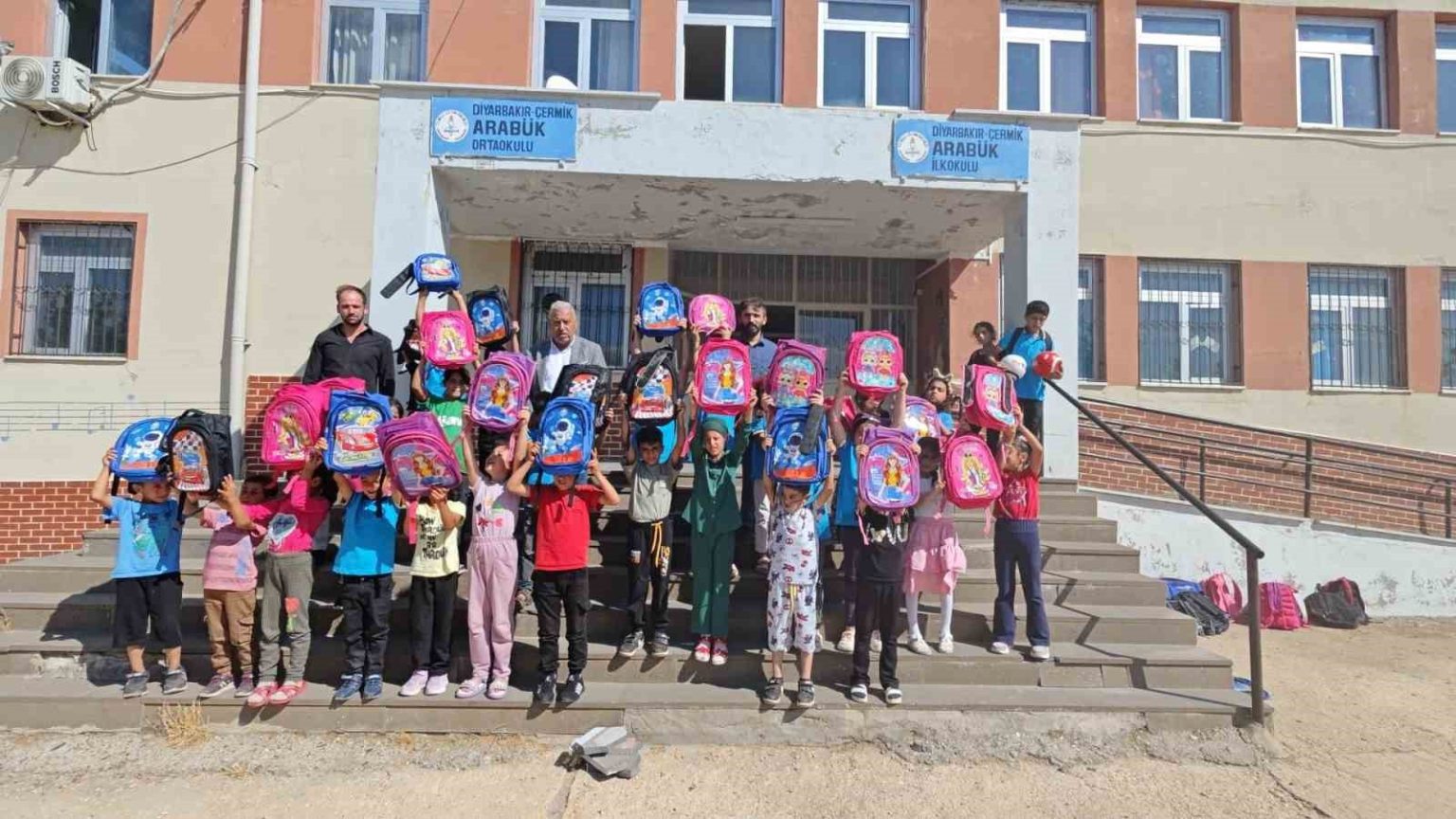 diyarbakirda-hayirseverlerden-82-okuldaki-ogrencilere-kirtasiye-malzemesi-destegi