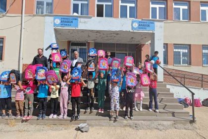 diyarbakirda-hayirseverlerden-82-okuldaki-ogrencilere-kirtasiye-malzemesi-destegi