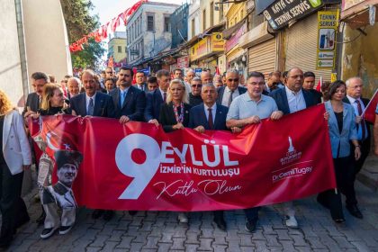 dusman-isgalinden-kurtulusa-ozel-350-metrelik-bayrak-caddelerde-dalgalandi