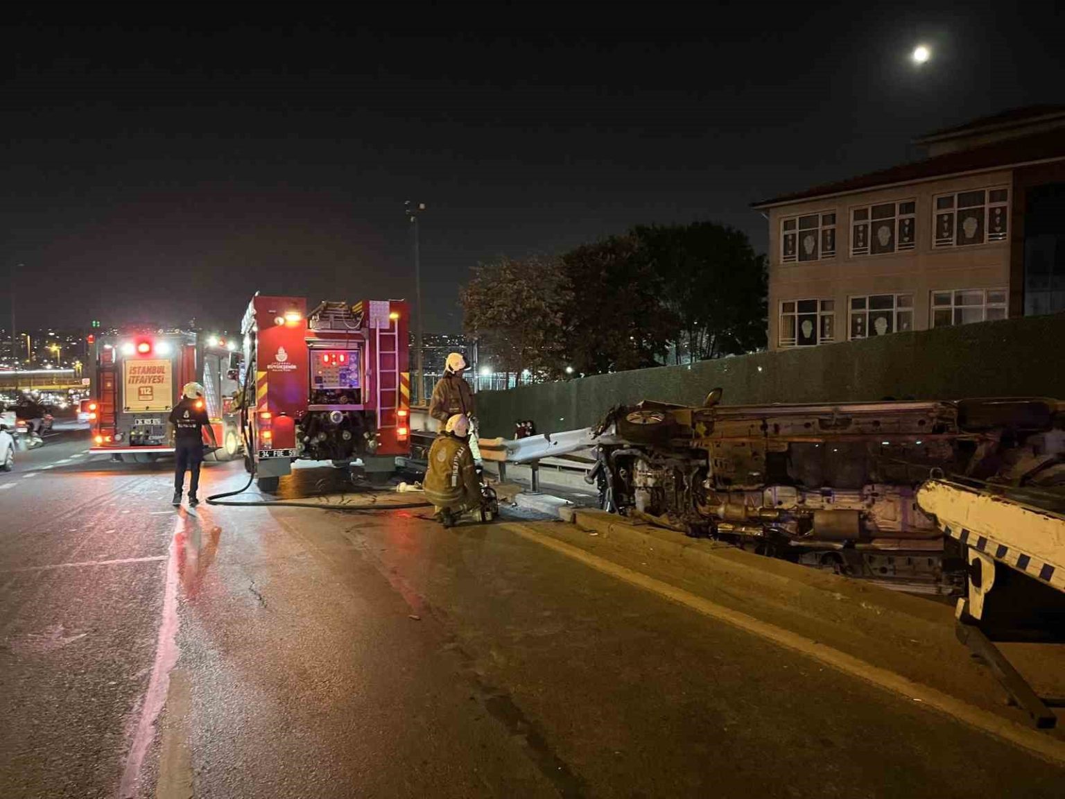 fatih-e-5te-minibus-bariyere-carpip-yan-yatti