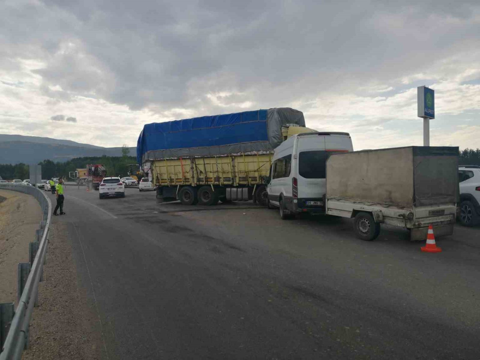 findik-iscilerini-tasiyan-minibus-ile-kamyon-carpisti-8-yarali