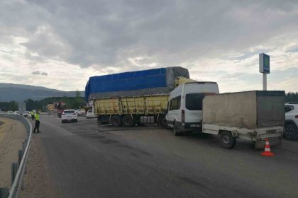 findik-iscilerini-tasiyan-minibus-ile-kamyon-carpisti-8-yarali