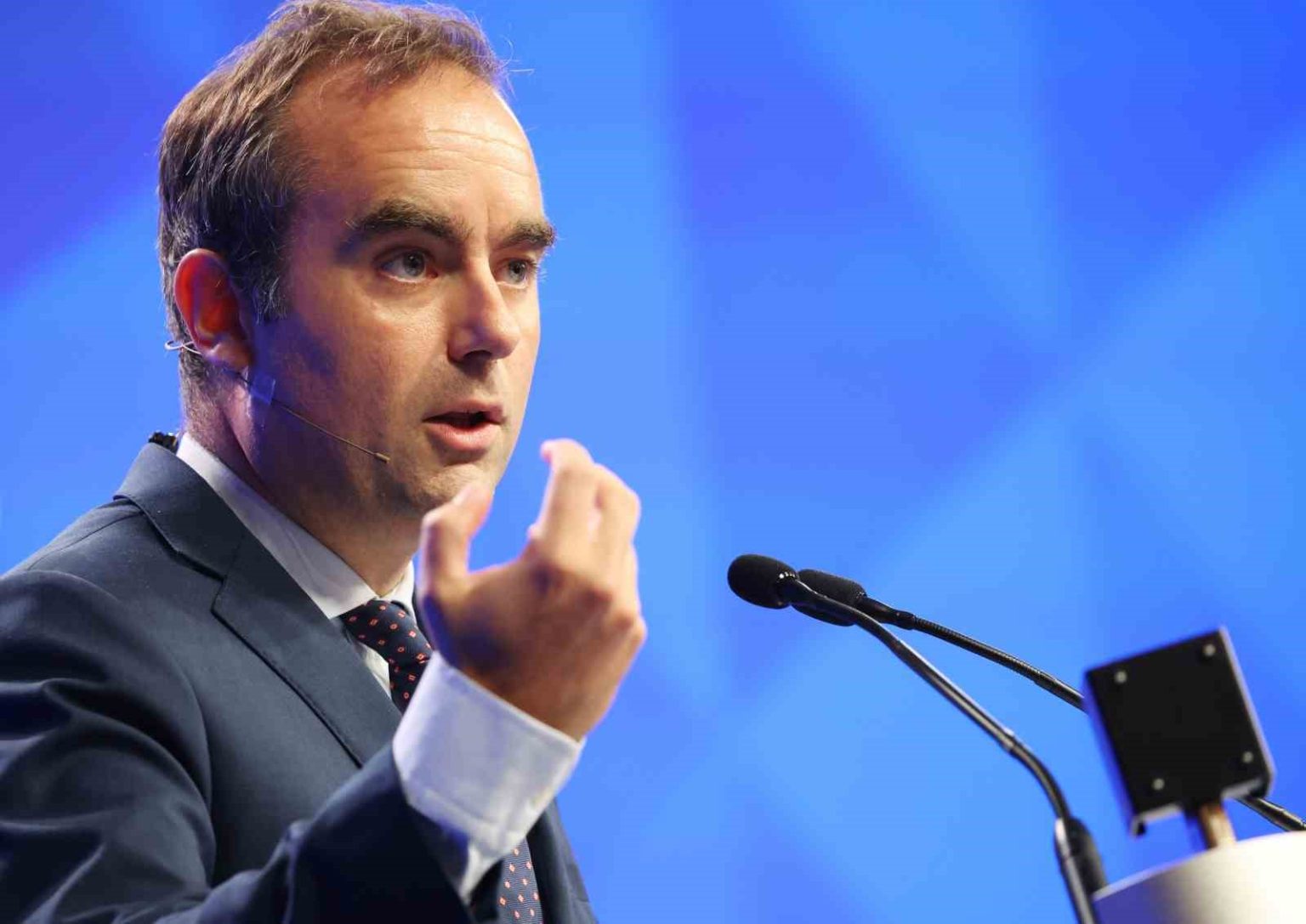 fransanin-yeni-basbakani-sebastien-lecornu-oldu