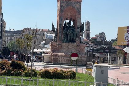 gursel-tekinin-taksim-cumhuriyet-anitina-biraktigi-celenk-kaldirildi