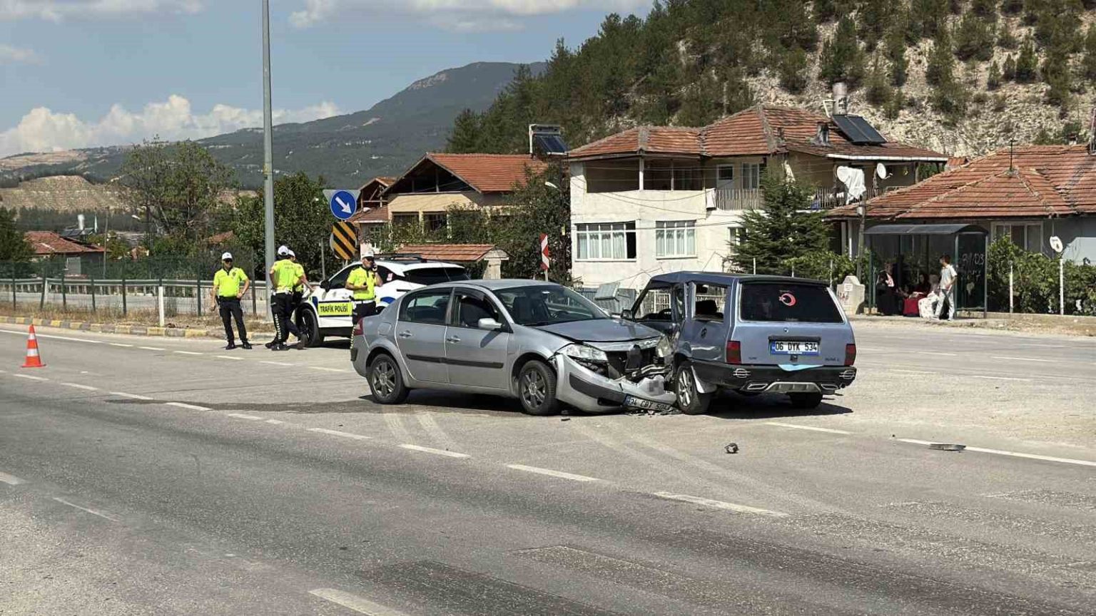 karabukte-otomobiller-carpisti-2si-cocuk-6-yarali
