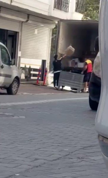 kargo-firmasi-calisanlarinin-paketleri-firlattigi-anlar-kameraya-yansidi