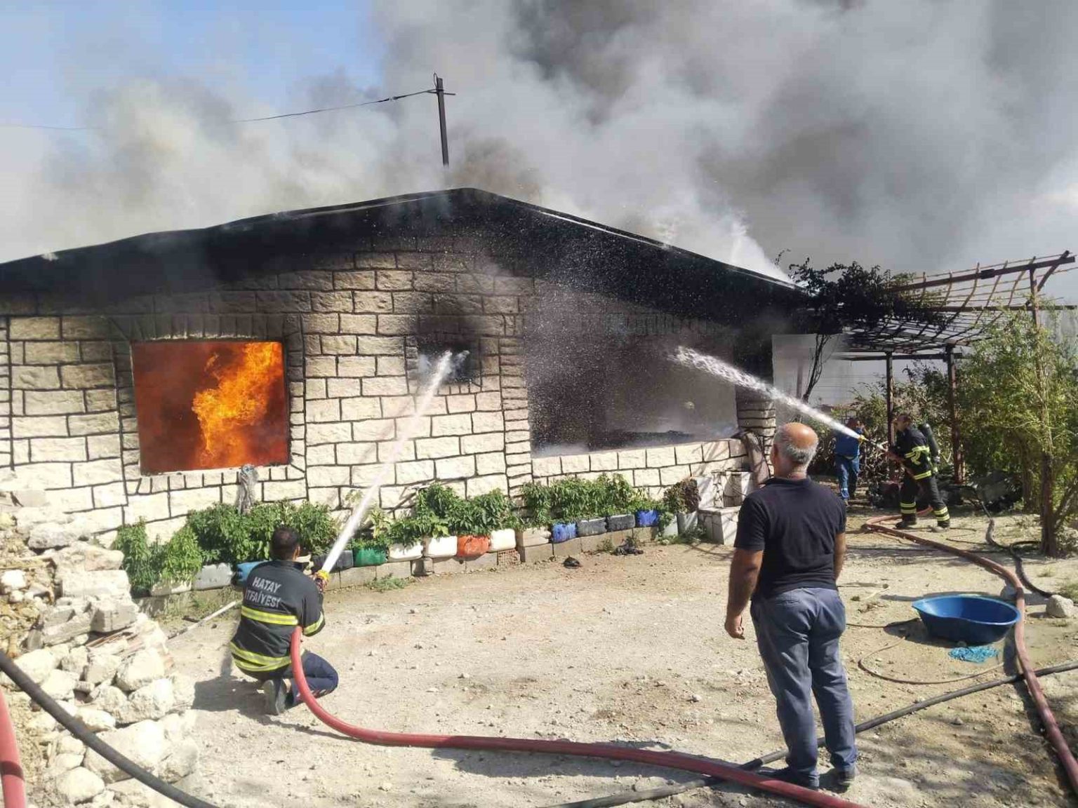 kirikhanda-mustakil-ev-alevlere-teslim-oldu