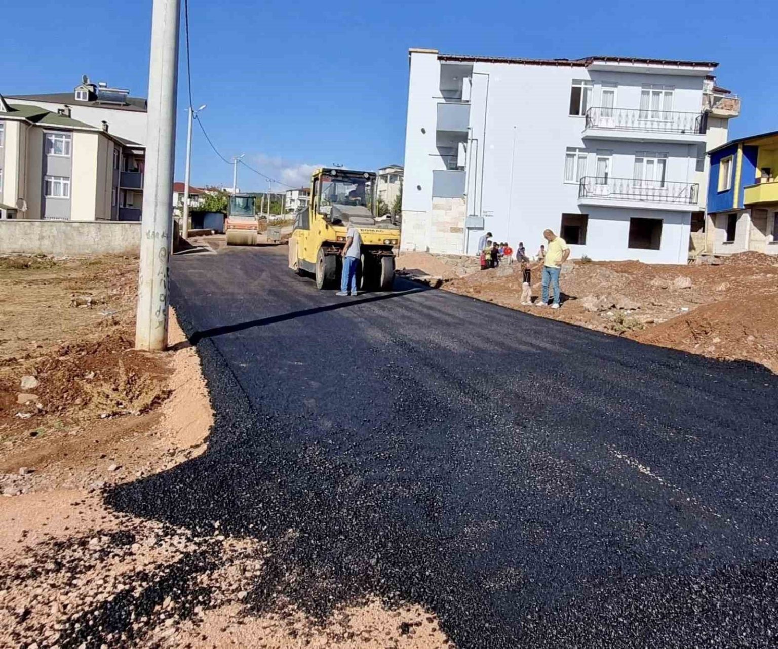 korfezde-iki-mahallede-sicak-asfalt-serimi-tamamlandi