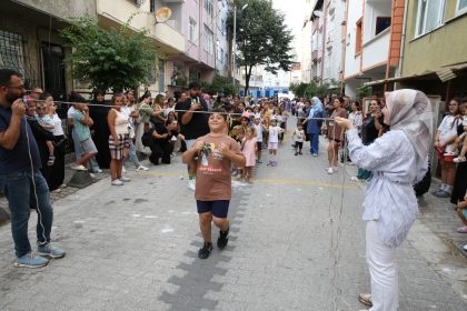 kucukcekmecede-binlerce-cocuk-sokakta-oyun-var-ile-yaz-tatilinin-tadini-cikartti