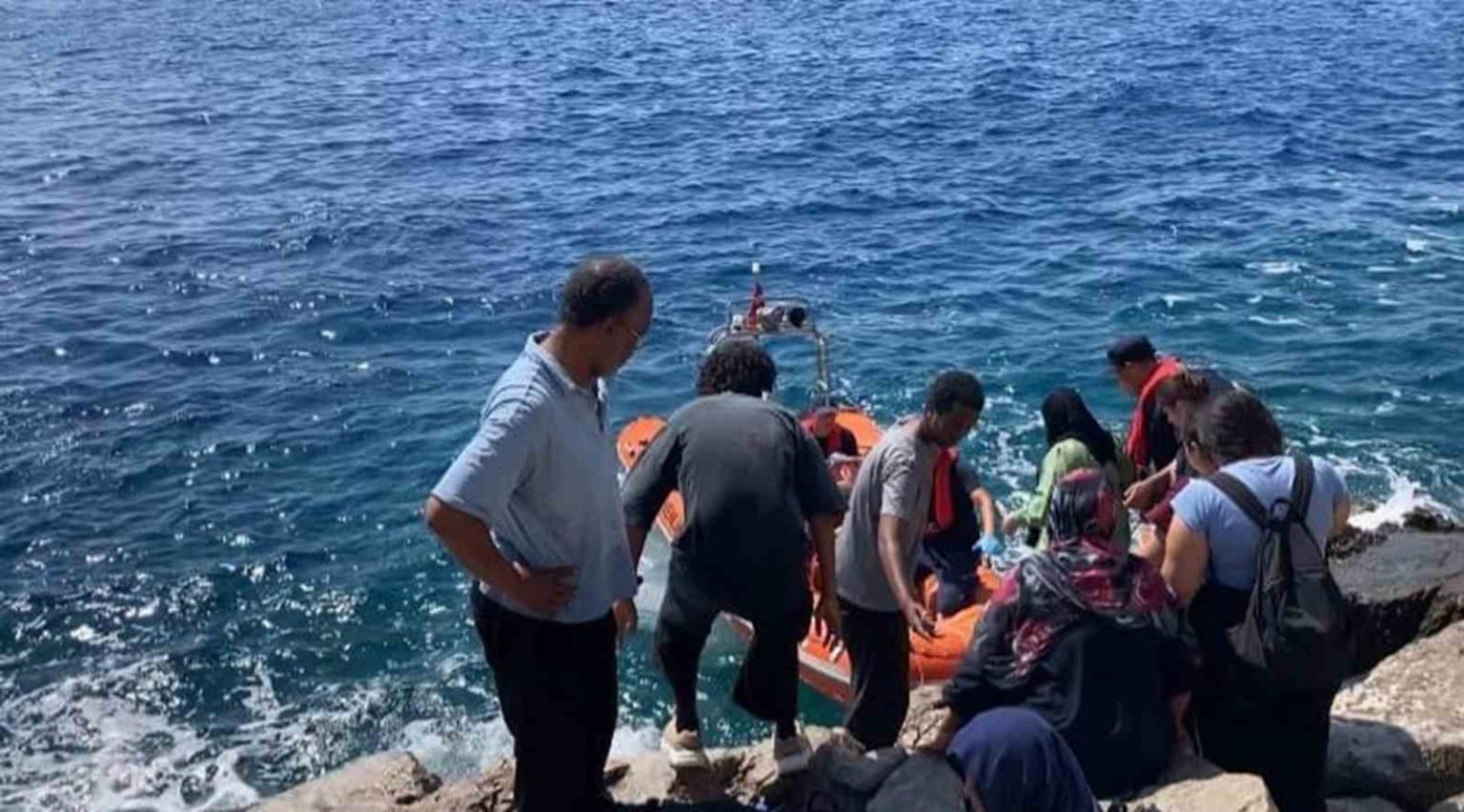 marmaris-armella-koyunda-mahsur-kalan-39-duzensiz-gocmen-kurtarildi