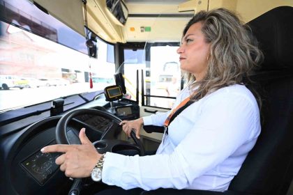 mersinde-2-cocuk-annesi-ucretsiz-kursla-otobus-soforu-oldu