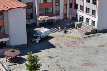 nigde-belediyesinden-yeni-ogretim-yilina-ozel-kapsamli-okul-bahcesi-temizligi