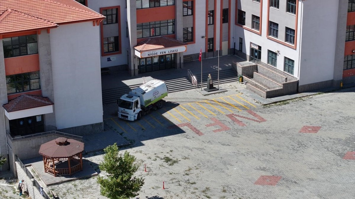 nigde-belediyesinden-yeni-ogretim-yilina-ozel-kapsamli-okul-bahcesi-temizligi