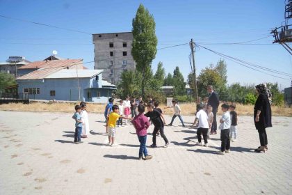 ogrenciler-zil-sesi-olmadan-teneffuse-cikti