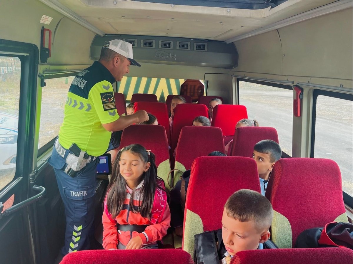 ogrencilerin-guvenligi-icin-emniyet-ve-trafik-tedbirlerini-en-ust-seviyeye-cikarildi