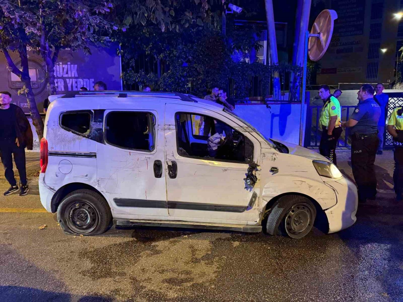 otomobil-100-metre-suruklenip-kaldirima-carpti-4-kisi-yaralandi-2-kisi-olay-yerinden-kacti