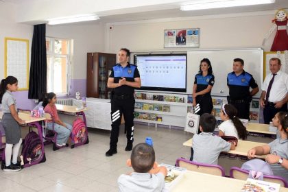 polislerden-ogrencilere-kitap-hediyesi