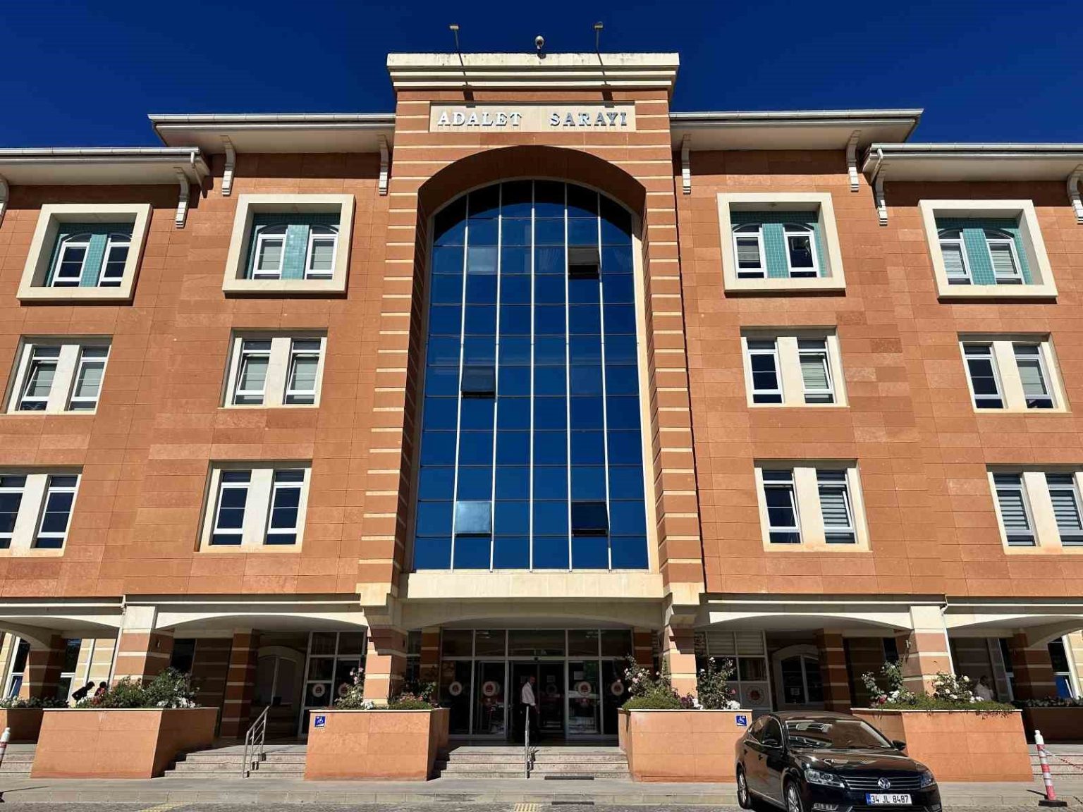 sanayi-sitesinde-bir-kisinin-oldugu-silahli-kavganin-saniklarinin-yargilanmasina-devam-edildi