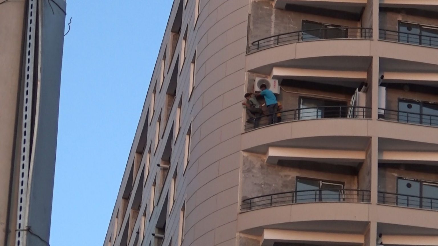 sanliurfada-binanin-8inci-katindaki-tehlikeli-calisma-yurekleri-agza-getirdi