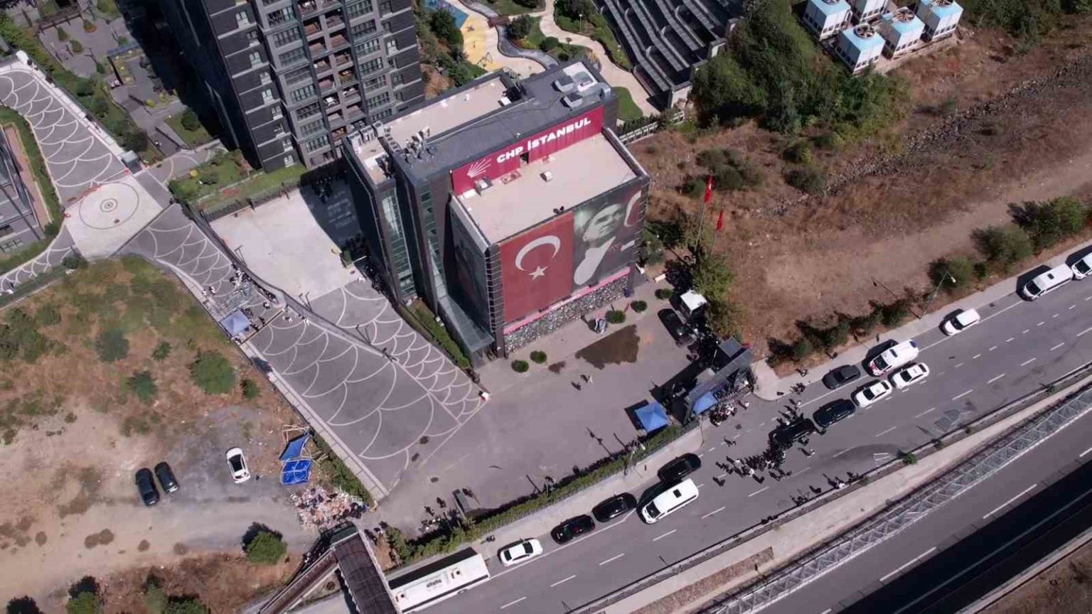 sariyerdeki-chp-binasi-onunde-bekleyis-suruyor