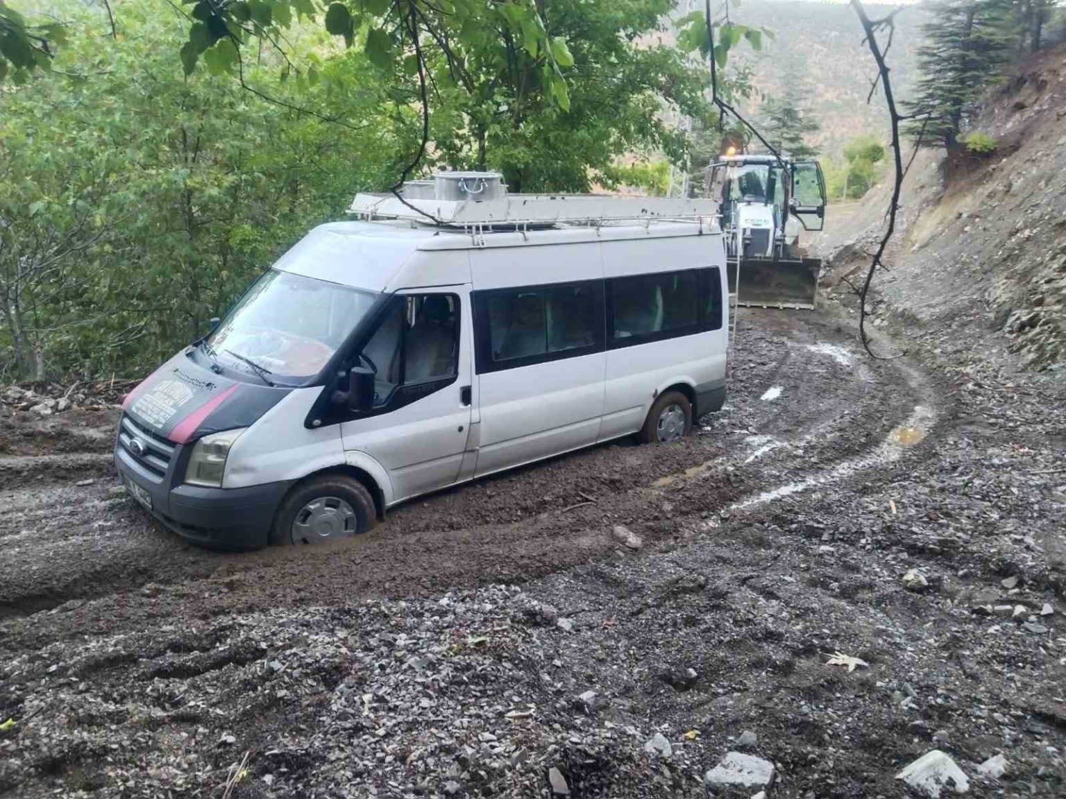 siddetli-yagis-nedeniyle-kapanan-yollar-acildi