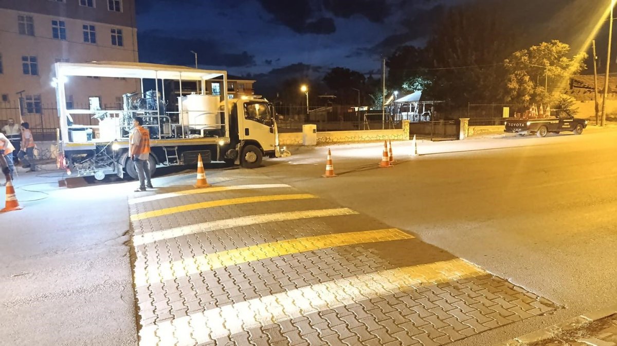 yaya-gecidi-cizgileri-boyanarak-daha-belirgin-hale-getirildi