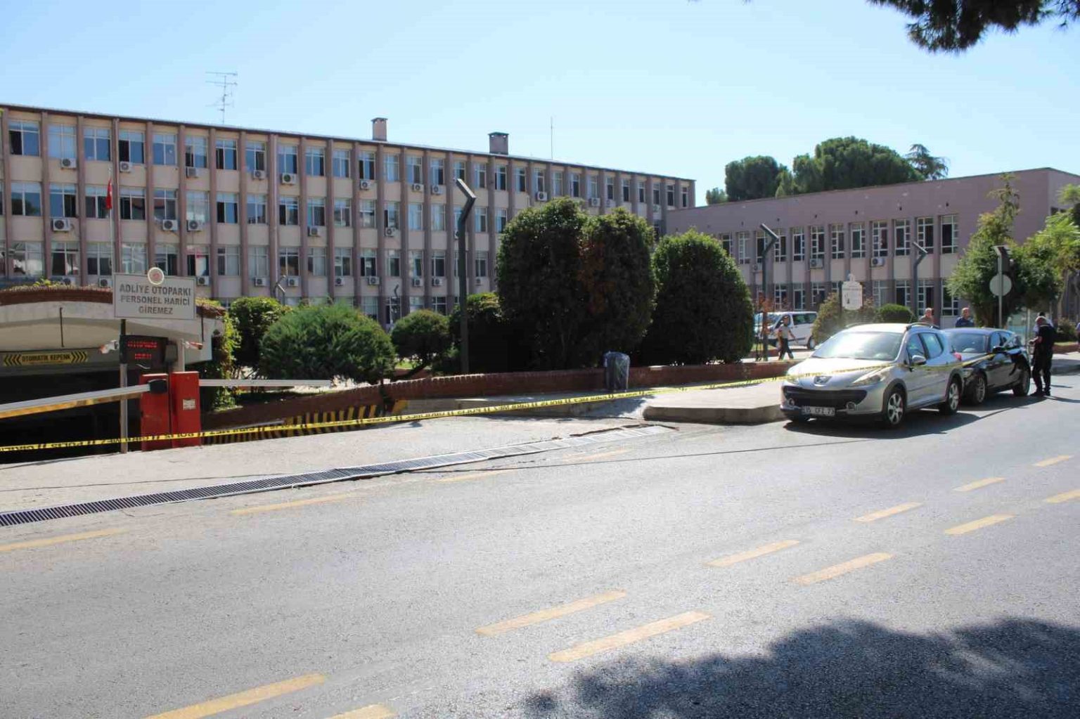 adliye-otoparkinda-supheli-valiz-panigi