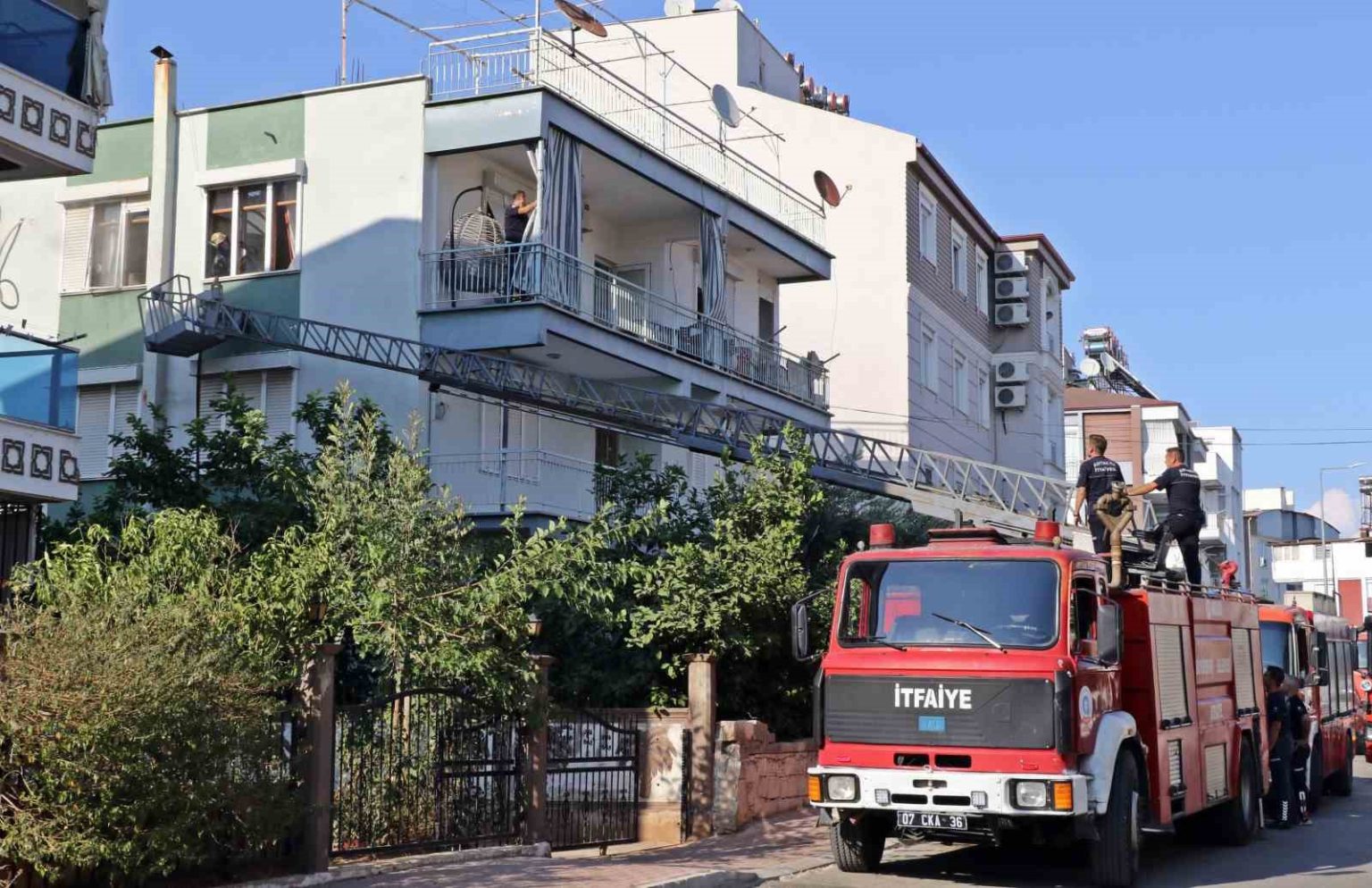 antalyada-daire-yangini-yasli-kadini-endiselendirdi