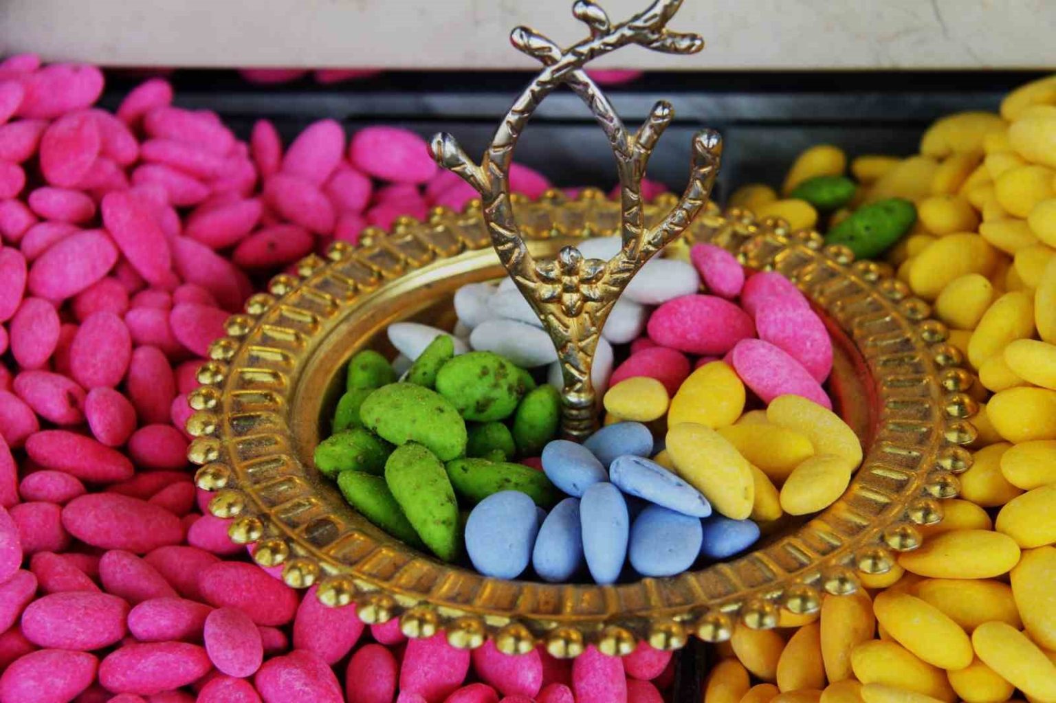 antep-fistikli-badem-sekerine-ilgi-buyuk