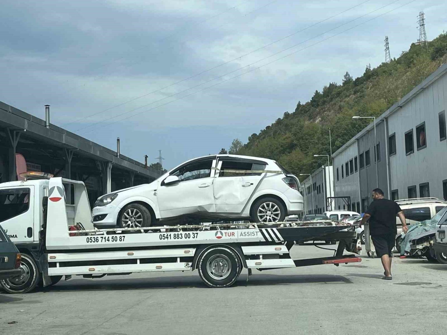 araca-giren-ari-kazaya-yol-acti-2-yarali